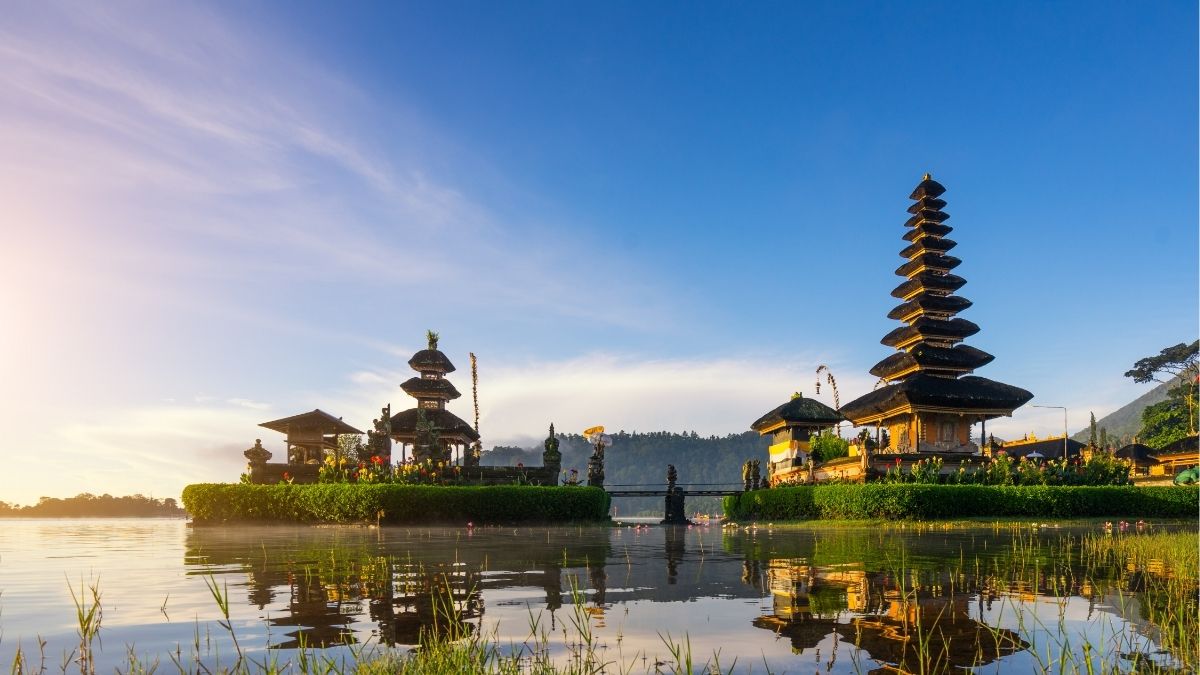 Toàn cảnh Bali với đền cổ, hồ nước và thiên nhiên xanh đặc trưng Indonesia