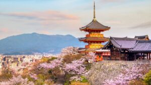 Ảnh đại diện hướng dẫn cách đi Kyoto bằng JR, Hankyu, Keihan, Haruka và Shinkansen từ Osaka, sân bay Kansai và Tokyo.