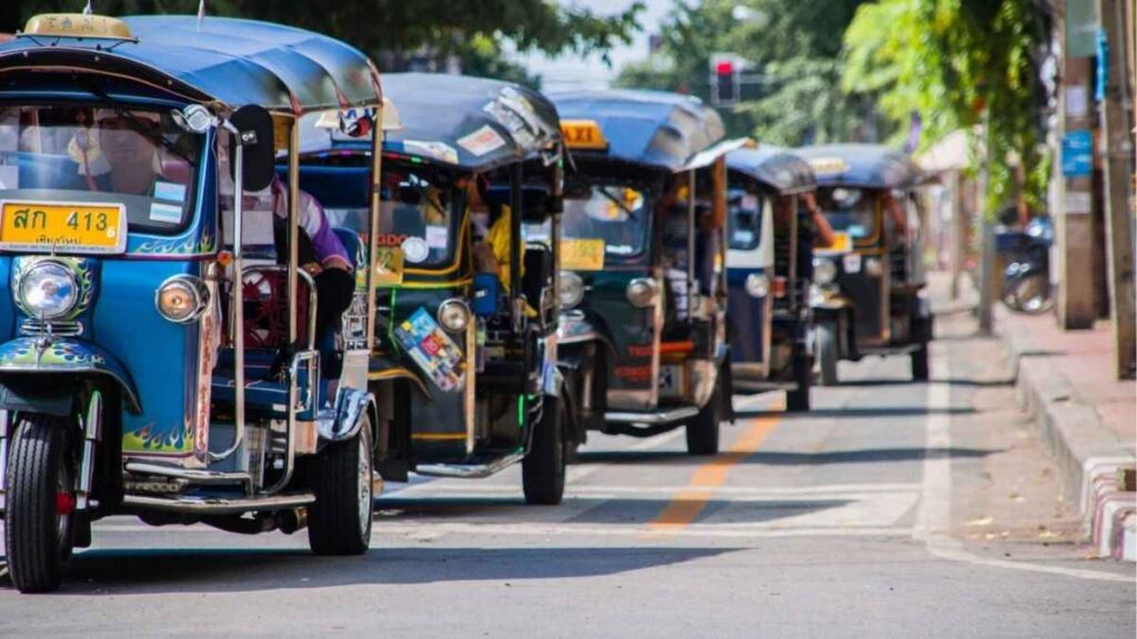 So sánh songthaew, Grab và xe máy khi di chuyển tại Chiang Mai
