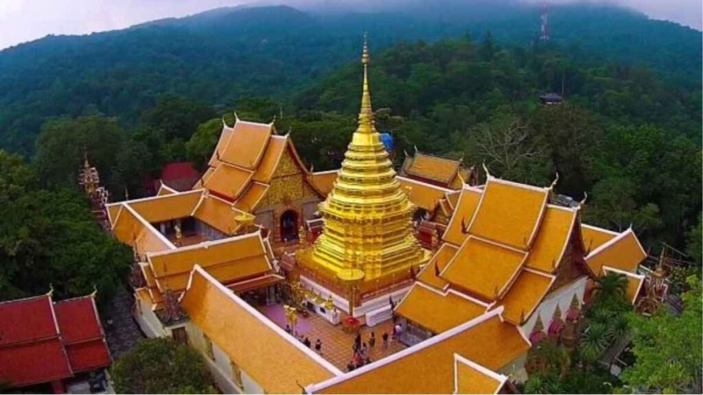 Wat Phra That Doi Suthep nhìn xuống thành phố Chiang Mai