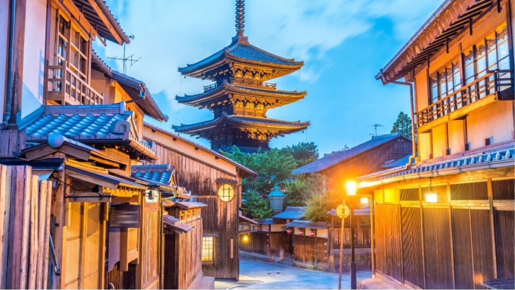 Du lịch Kyoto tự túc với phố cổ, đền chùa và cảnh đẹp theo mùa