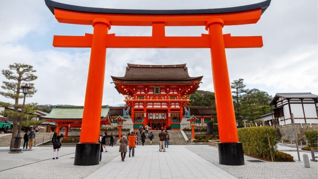 Hàng nghìn cổng torii đỏ tại Fushimi Inari Kyoto