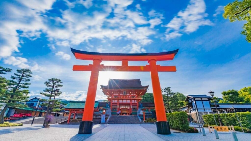 Hàng cổng torii đỏ tại Fushimi Inari Kyoto vào buổi sáng sớm
