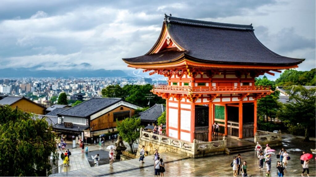 Cách điều chỉnh lịch trình Kyoto 3 ngày khi trời mưa hoặc mùa cao điểm