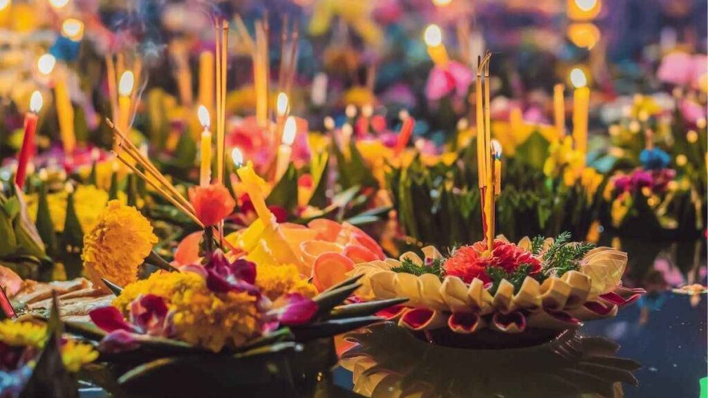 Yi Peng Và Loy Krathong Chiang Mai: Khác Gì Và Đi Thế Nào? 4 Loy Krathong Chiang Mai với hoa đăng trên mặt nước