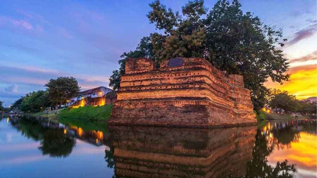 Lịch ngày 1 Chiang Mai gồm Tha Phae Gate, Wat Chedi Luang và Wat Phra Singh