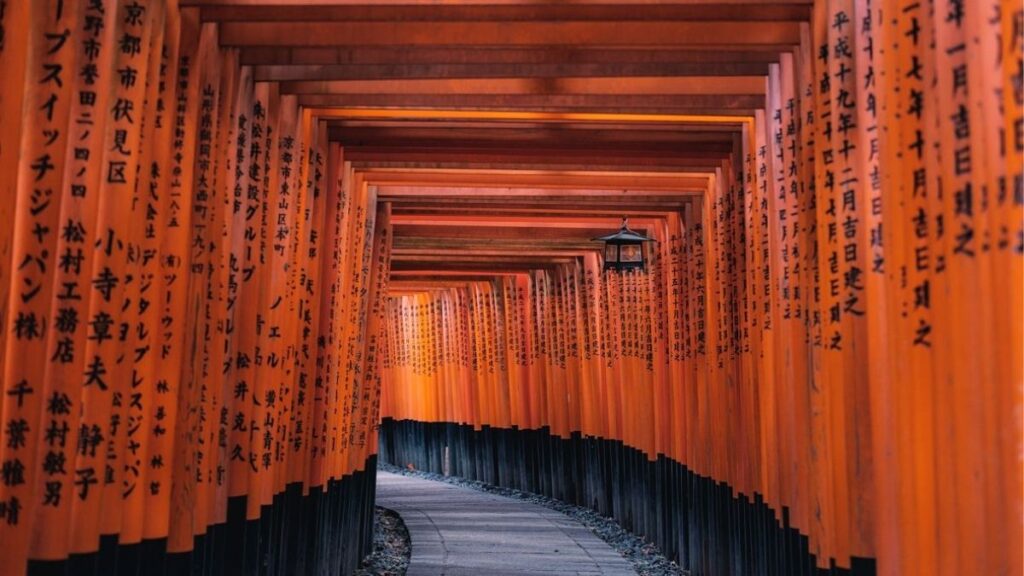Quy tắc ứng xử tại Kyoto gồm không chụp nơi cấm, không đuổi theo geiko và không chắn lối