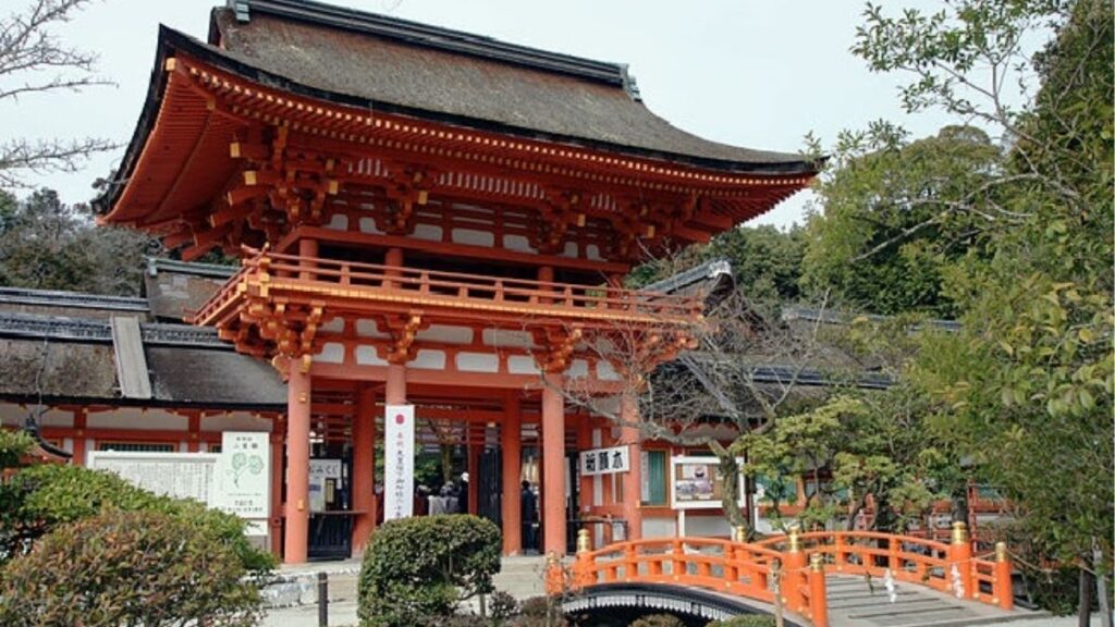 Trải Nghiệm Văn Hóa Kyoto: Trà Đạo, Kimono, Gion Và Đền Chùa 9 Quy tắc tham quan đền chùa Kyoto gồm giữ yên lặng, tôn trọng khu cấm và biển chỉ dẫn