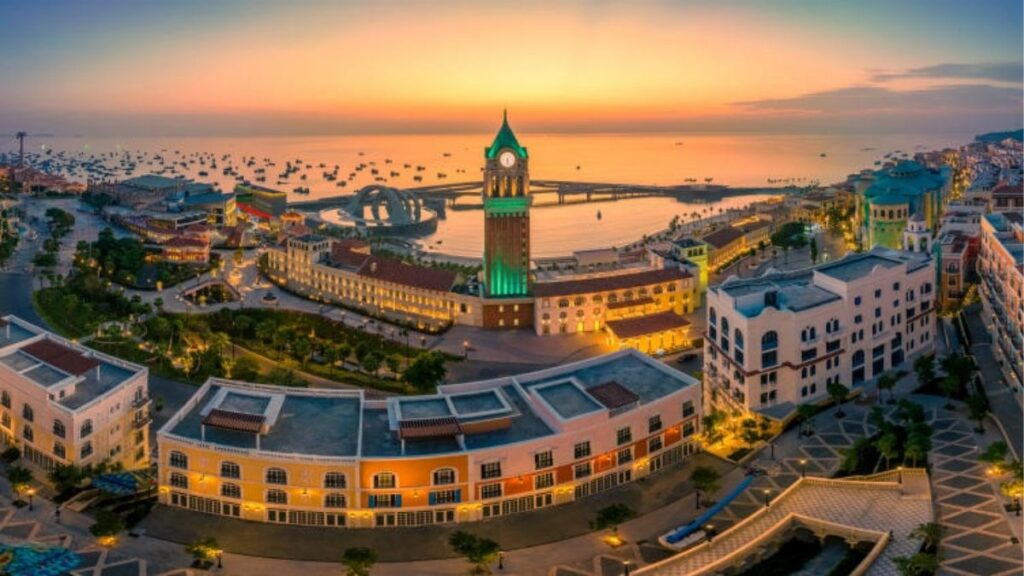 Hoàng hôn Sunset Town Phú Quốc với Cầu Hôn