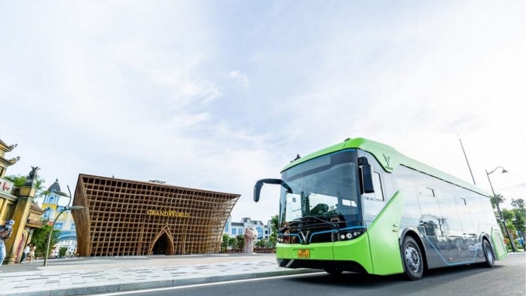 Di Chuyển Ở Phú Quốc: Xe Máy, Taxi, Xe Buýt Hay Thuê Ô Tô? 6 Xe buýt và shuttle kết nối sân bay, Dương Đông và các khu Phú Quốc